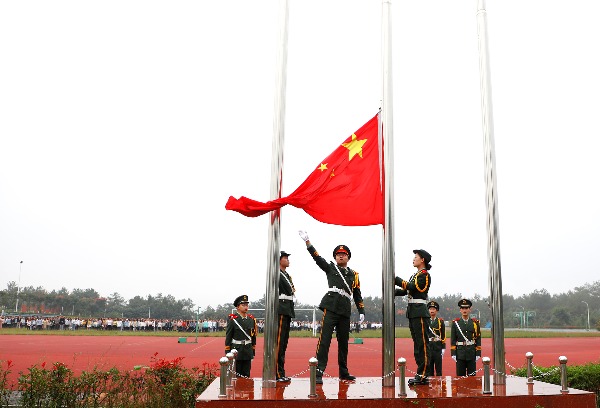 9月30日清晨，全校师生员工分别在三个校区参加2020年庆国庆升旗仪式。