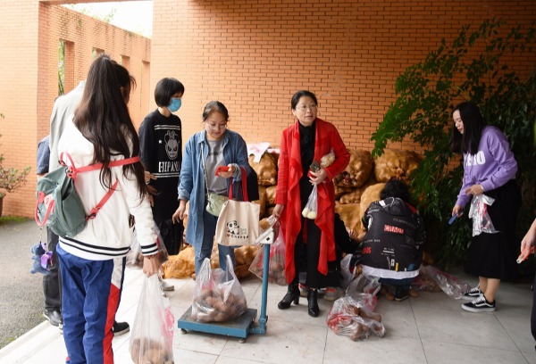 一场“爱心助力脱贫攻坚、以购代捐农产品”的活动就此在成都市温江区燎原职业技术学校拉开了序幕。