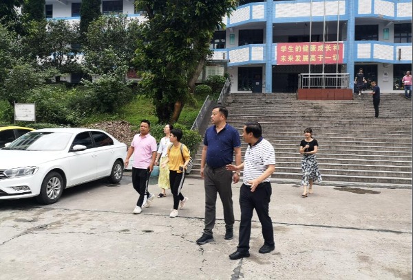 嘉陵区教育局领导携浙江武义县职业技术学校领导来我校参观指导工作。