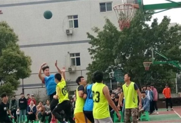 重庆市联合技工学校欢腾的校园不老的青春|师生篮球友谊赛