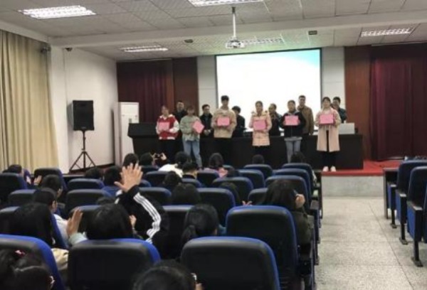 重庆市巫山师范学校举行2016级学生毕业典礼