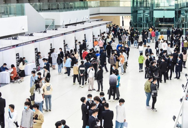 学校学生积极参加重庆市高校毕业生信息通讯技术人才招聘暨2020年华为ICT人才联盟双选会