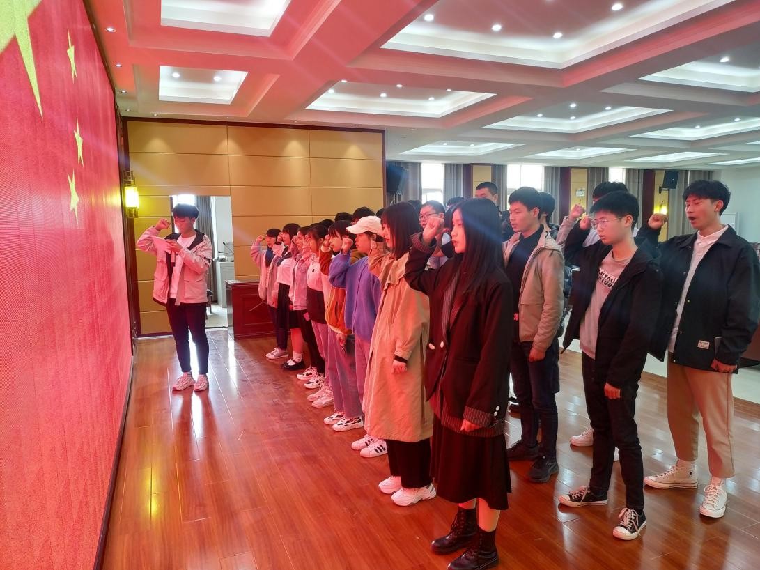 四川省盐业学校举行第八届“彩虹人生”十八岁成人礼