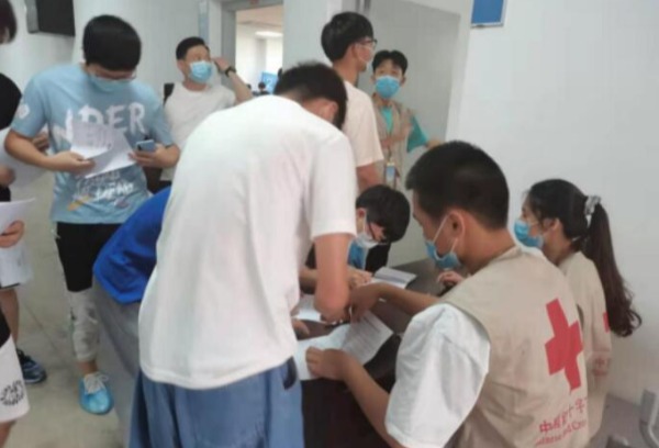 闽西职业技术学院红十字志愿者参与疫苗接种志愿服务