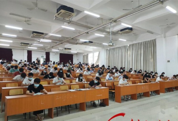 学院全体师生精神饱满迎接期末考试