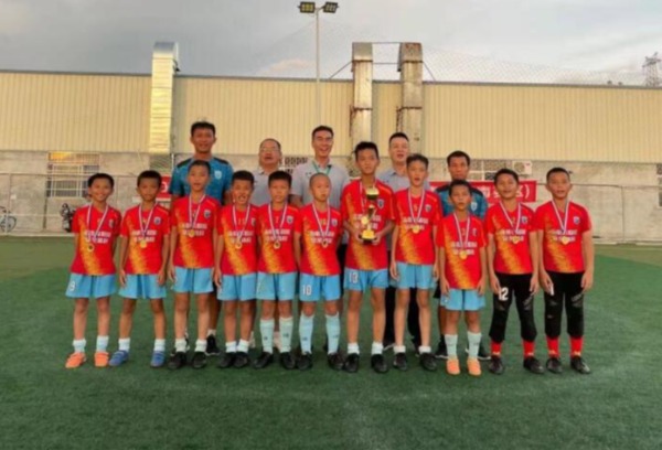 我院业余体校足球队夺得“国奥行知杯”中小学足球邀请赛（海南分赛区）冠军
