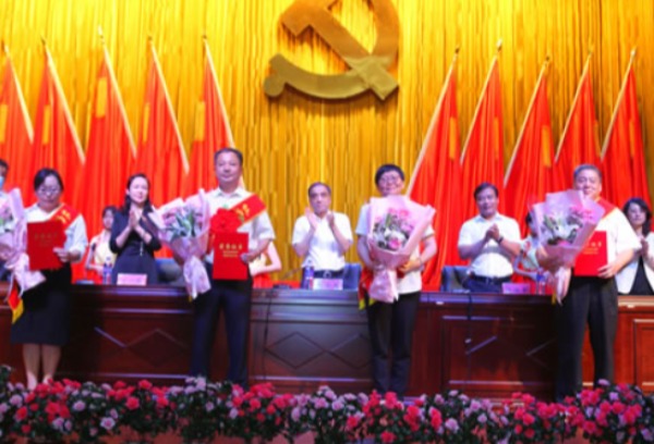 牡丹江大学隆重召开庆祝建党100周年“七一”先优模表彰大会