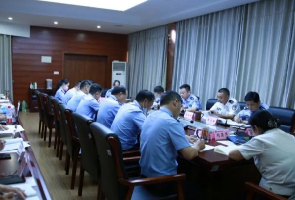 武汉警官职业学院党委理论学习中心组(扩大)会议召开