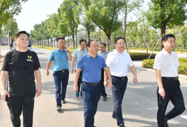 省民宗委成员、副主任刘鸿伏一行到湖南医药学院考察
