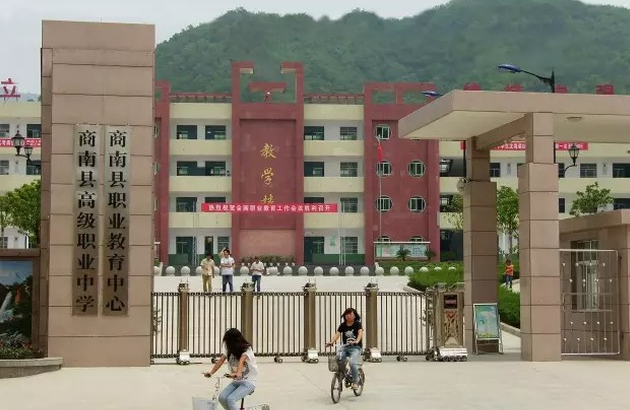 学校大门