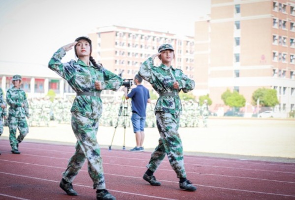 学校举行2021级学生军训闭训仪式
