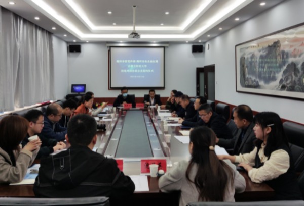 内蒙古财经大学与浙江省湖州市就校地合作进行交谈并签署校地合作框架协议