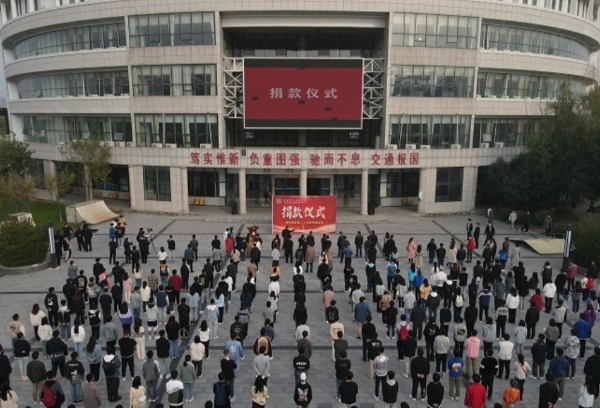 【师生奉献爱心 交院传递温情】我院组织师生为患病学生郭小凤捐款