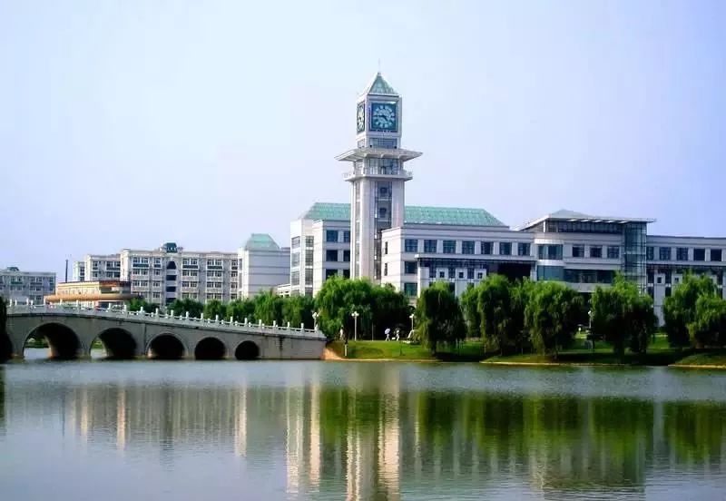 学校湖景