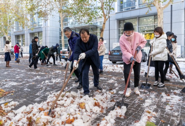 校园除雪进行时 汗水融化暖人心 天职师大师生扫雪除冰保障校园安全