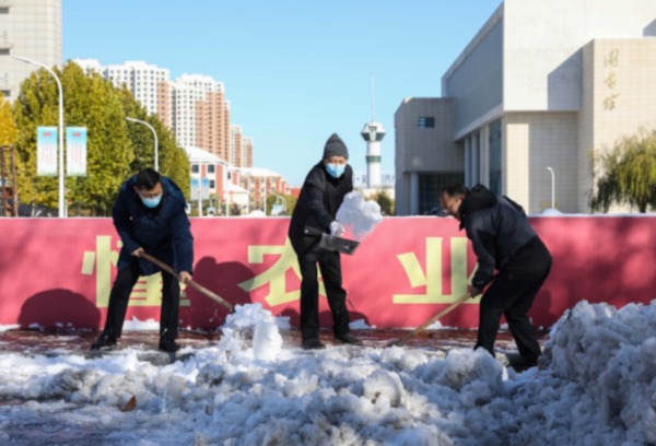 天农师生齐行动，校园除雪暖人心