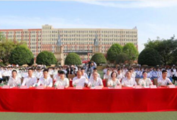 四川五月花技师学院举行2022年“五四”入团仪式暨表彰大会