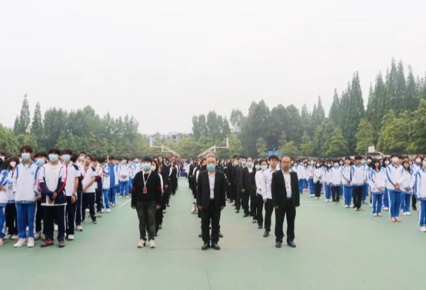四川五月花技师学院第13周升旗仪式圆满结束！