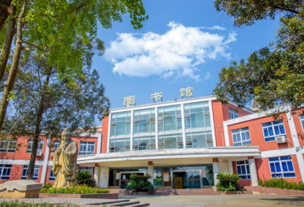 四川托普计算机职业学校的位置在哪里？