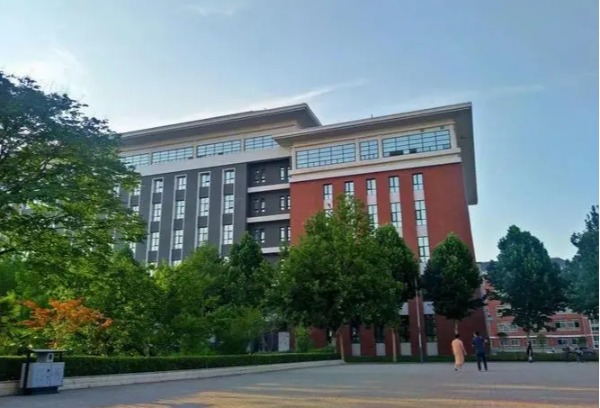四川省乐山市第一职业高级中学地址在哪里？