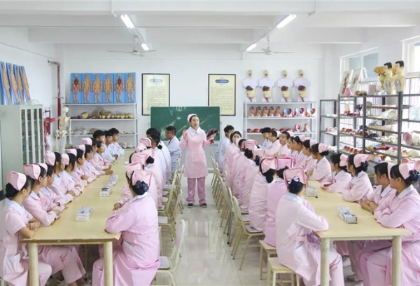 女生读中职，做好这件事后进了三甲医院工作...