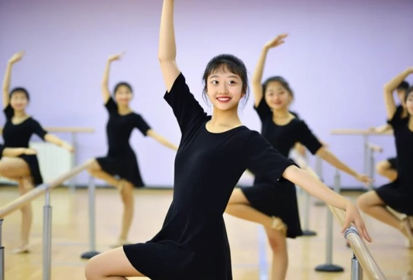 初中毕业想当演员考什么学校？
