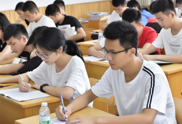 2025高考报名人数下降，今年的高考录取会更容易吗？
