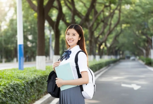 去泰国留学一年至少要花多少钱？